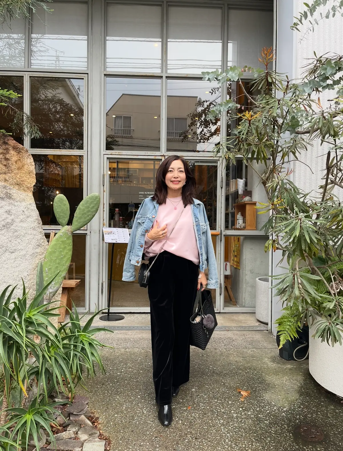 UNIQLOのベロアパンツとピンクニットの画像_8