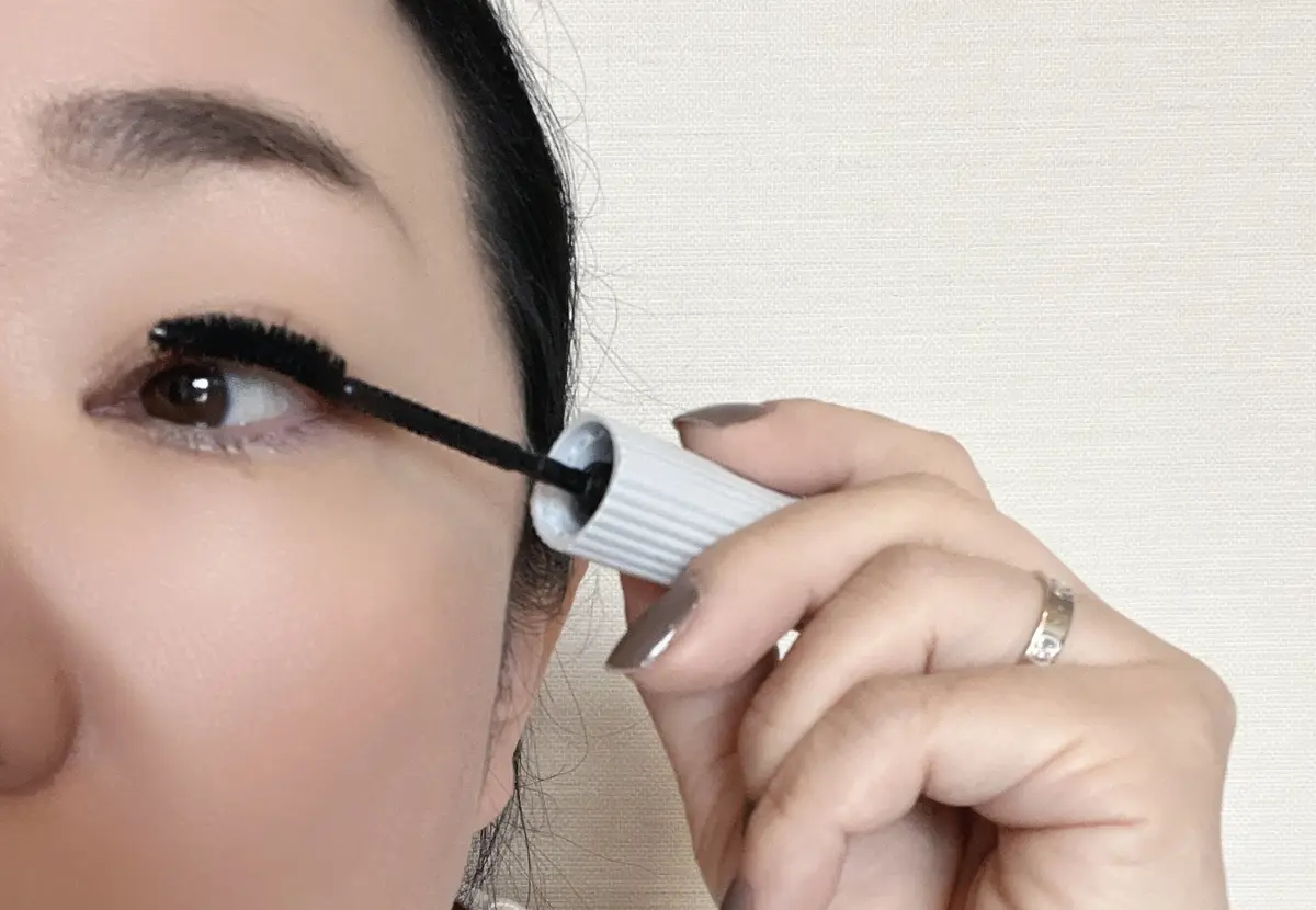 マスカラを塗る