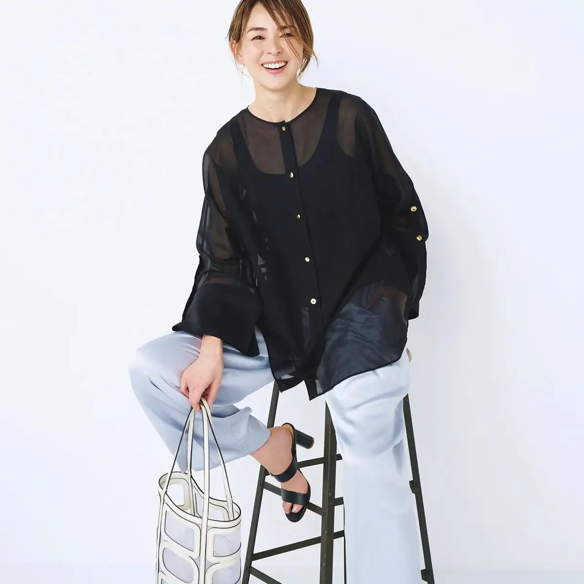 シアーブラック×シャーベットブルーの涼しげ配色でつくる夏のワンツーコーデ