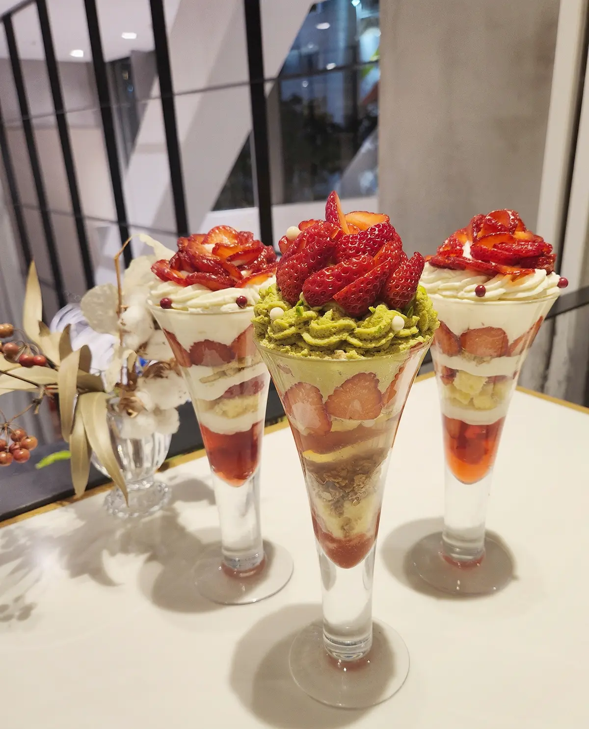 後ろはあまおう苺のショートケーキパフェ