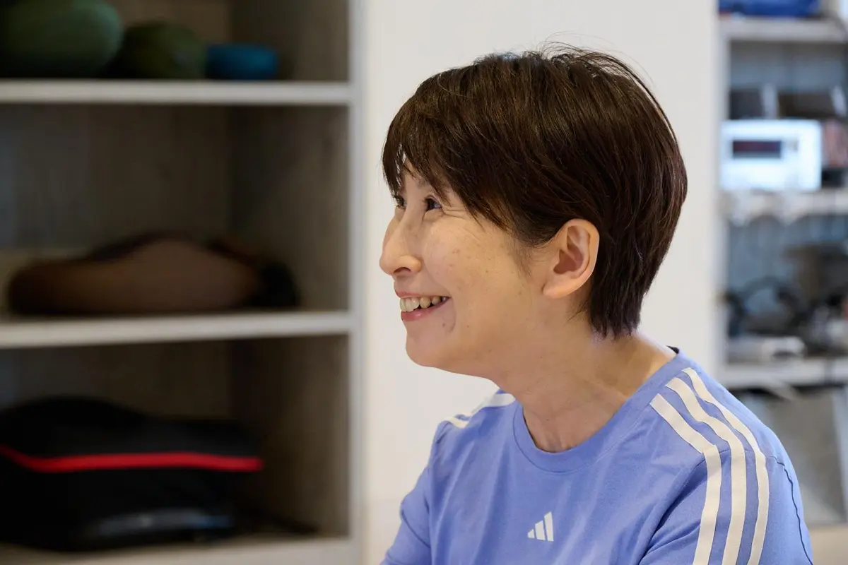 OurAge×Webエクラ　kyoさんが目に止めたのは、安川さんのこのクセです。話をしているときでも自然にあごを前に出してしまいます。