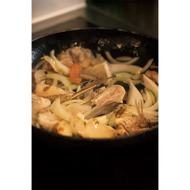 鯛のカマは生ぐさみを出さないために、強火 で焼き目をしっかりつける。