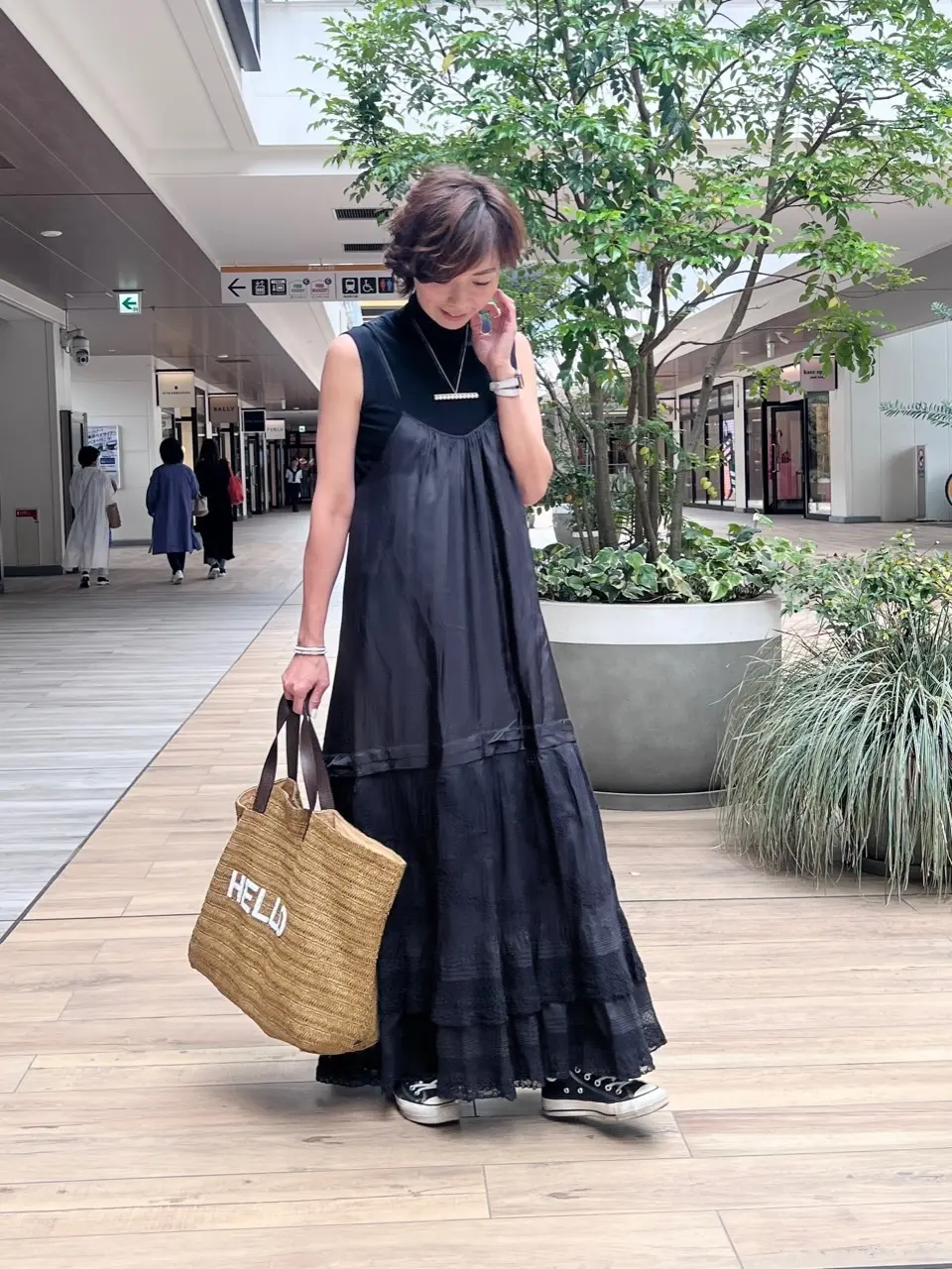夏の黒ワンピースコーデの画像_6