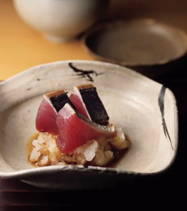 大人のひとり旅　美食　丹後　西入る　20900円のおまかせから　大根おろし、らっきょう、玉ねぎポン酢で味わう「鰹のたたき」