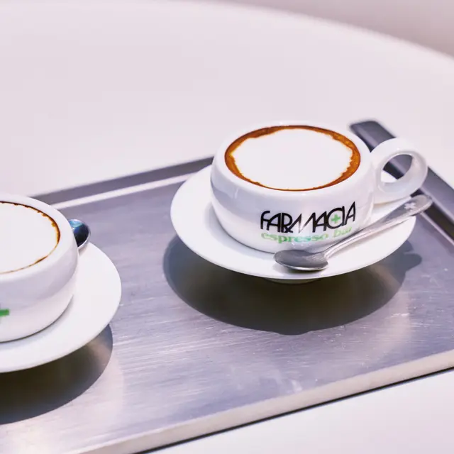 ビルの各階に美容クリニックや薬局カフェなど、美と健康にまつわる施設が集結。「Kビューティ パッケージプログラム」を受ける際には「エスプレッソ・コンパナ」を無料で提供