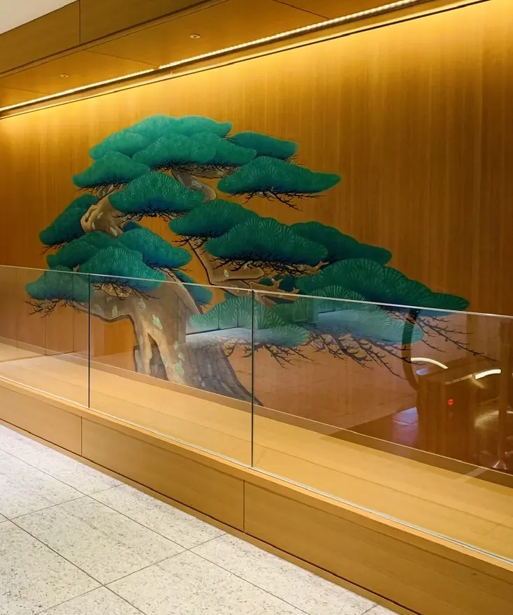 松が描かれた板「鏡板」