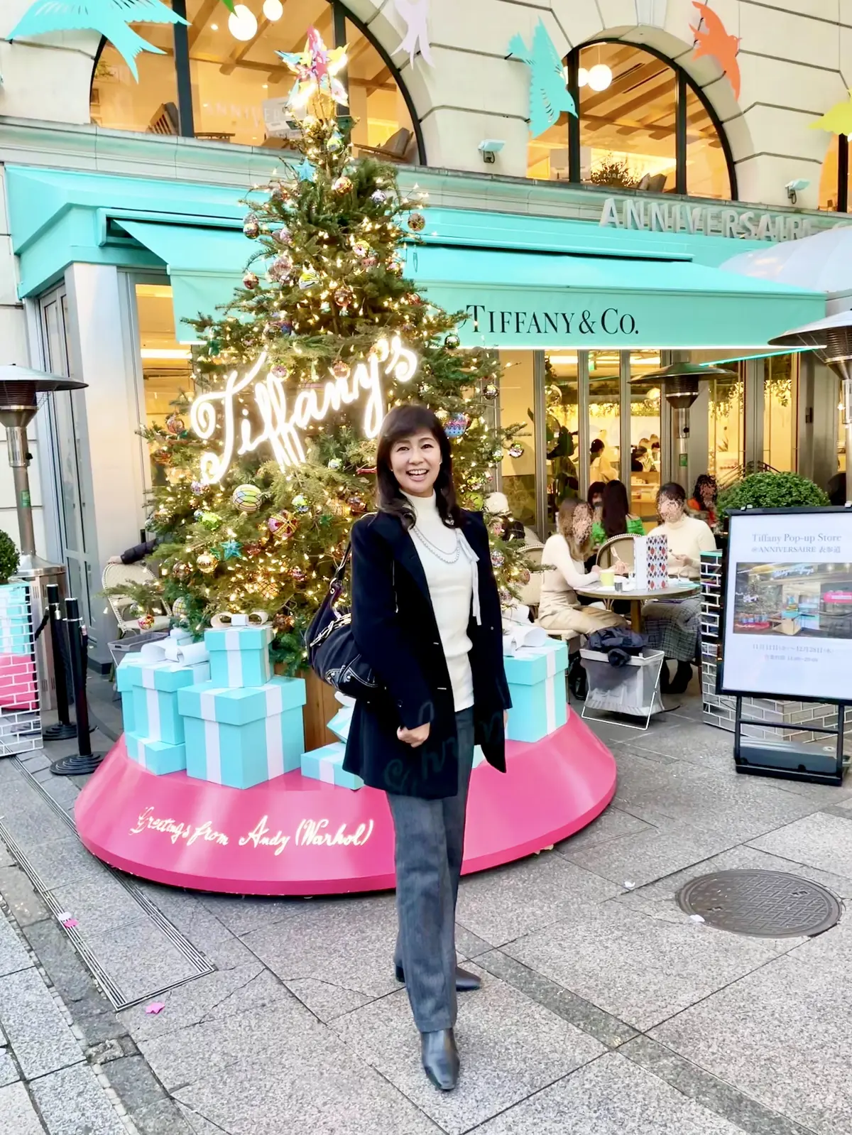 Tiffany Café & Pop-up Store @ ANNIVERSAIRE 表参道。ティファニーカフェ。アニヴェルセルカフェ 表参道。表参道。店内。鏡張り。内装。ティファニーロゴ。ソファー席。白。ニット。白ニット。pool studio alivier。プール スタジオ オリヴィエ。グレーパール。デザインネックレス。ネックレス。ICB。ブラック。コート。ブラックコート。２３区。ハーフコート。グレー。パンツ。グレーパンツ。ウール。カシミヤ。ブーツ。ショートブーツ。黒。黒コート。黒ブーツ。黒ショートブーツ。バッグ。黒バッグ。パンツコーデ。冬服。冬服コーデ。冬コーデ。着回し。店頭。ティファニーツリー。ティファニーブルー。