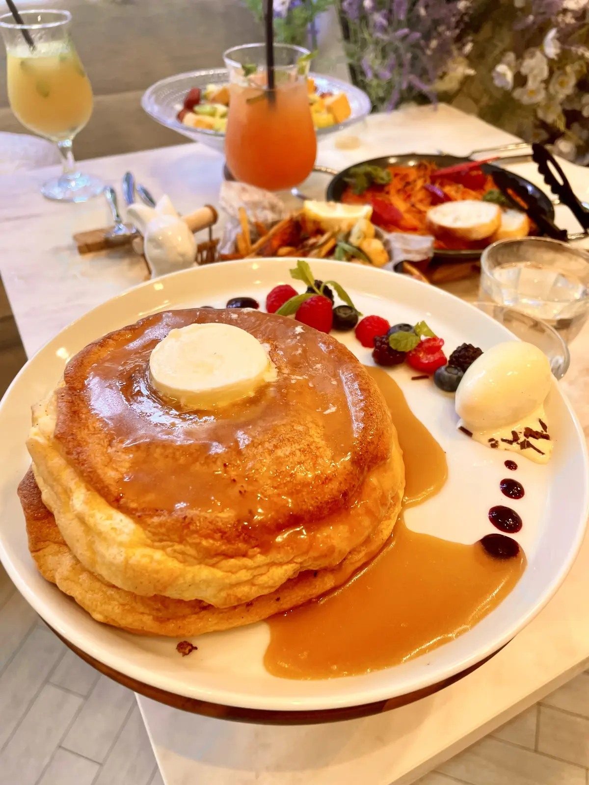 HAUTE COUTURE BRUNCH 、オートクチュールブランチ、外観、ガラス張り、入り口、ラベンダー、期間限定、可愛い、可愛いお店、カフェ、レストラン、オールダイニング、焼きパスタ、マフィオーゼ、トマトソース、フリッター、フライ、ポテト、可愛い、ランチ、女子会、サラダ、フルーツサラダ、オレンジジュース、ピンクグレープジュース、エビ、エビのフリッター、海老、ウサギ、置物、飾り、可愛い、ラベンダー、ラベンダー畑、お花、お花の世界、お花の国、ソファ席、寛ぎ、パンケーキ、フワフワパンケーキ、スフレパンケーキ、フワフワ、ふわふわ、美味しい、スイーツ、焼きたて、焼きたてパンケーキ、しっとりパンケーキ、青山、外苑前、