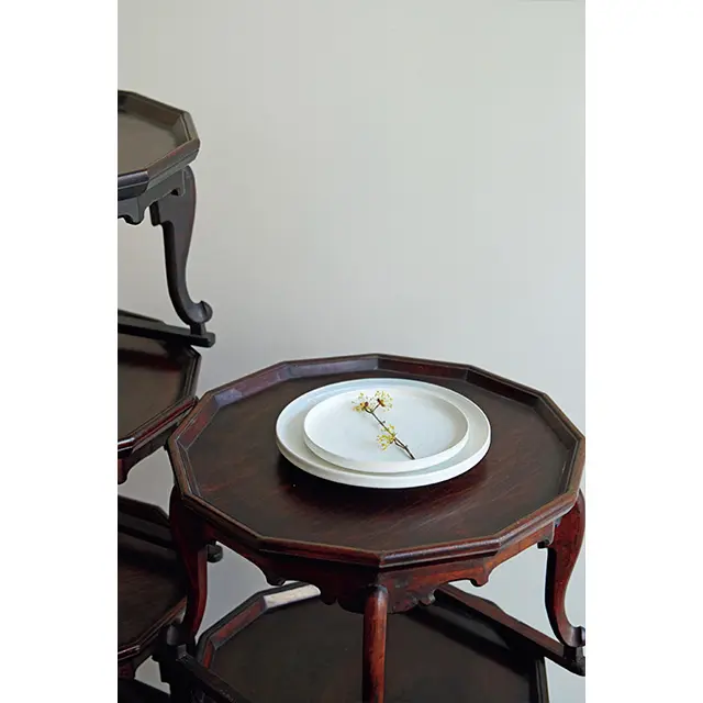 メインで扱っている作家のひとり、ユン・サンヒョン作の皿。