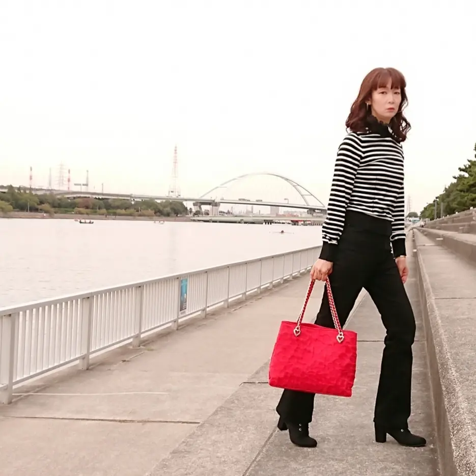 ボーダーニット  黒パンツ  赤いバッグ