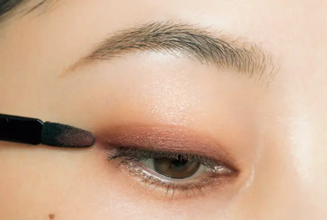 赤みブラウンのラインシャドウメイク3