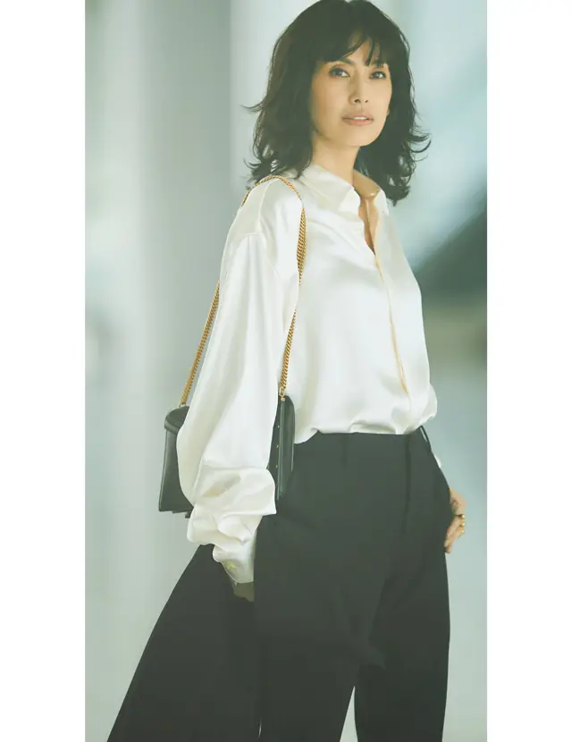 シルクのツヤをまとったシャンパンベージュならパーティにもOK