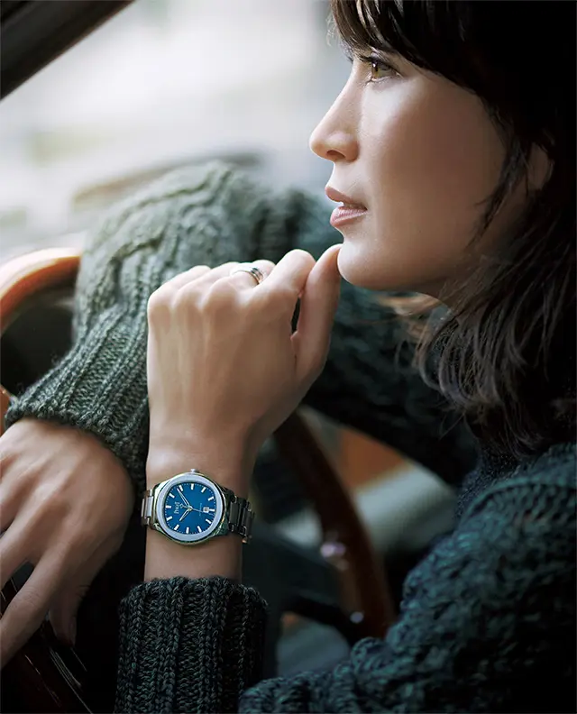 縞のギヨシェ彫りが施されたブルーの文字盤が鮮やかなステンレススチールモデル