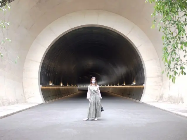 ミホミュージアム　トンネル　50代コーデ　マキシスカートコーデ