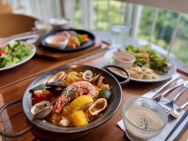 スニーカーコーデでバラの季節におすすめのの画像_4