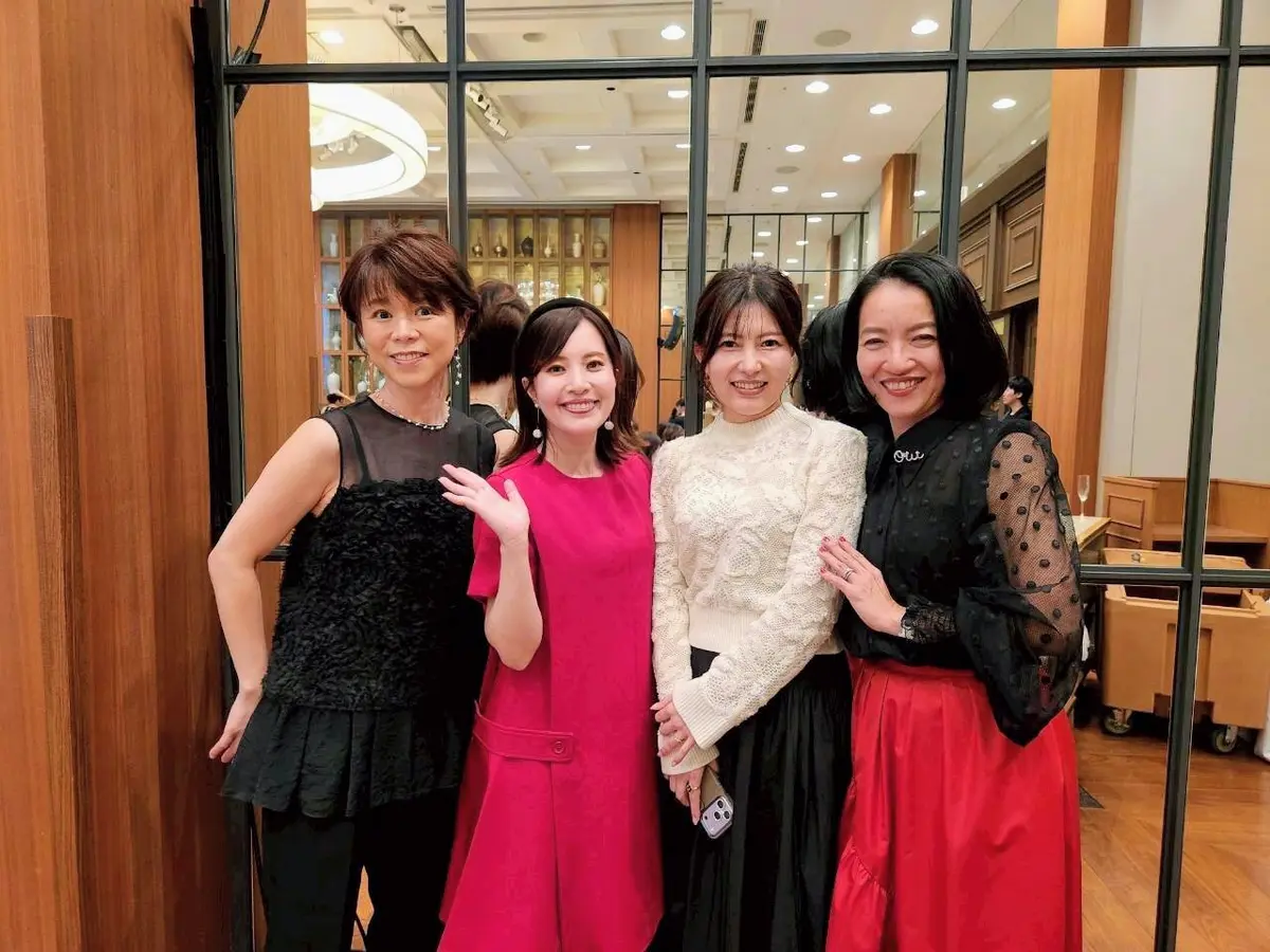 冬、パーティーファッション、パーティーコーデ、赤ワンピース、夜会、ソワレドゥエクラ、40代ファッション