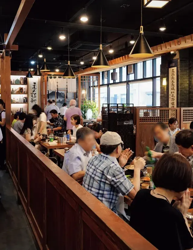 ランチタイムはウェイティング必至