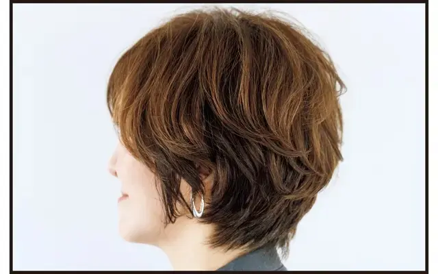 【50代髪型・ヘアスタイル】広がりやすいくせ毛に！ 重めの“こなれショート”