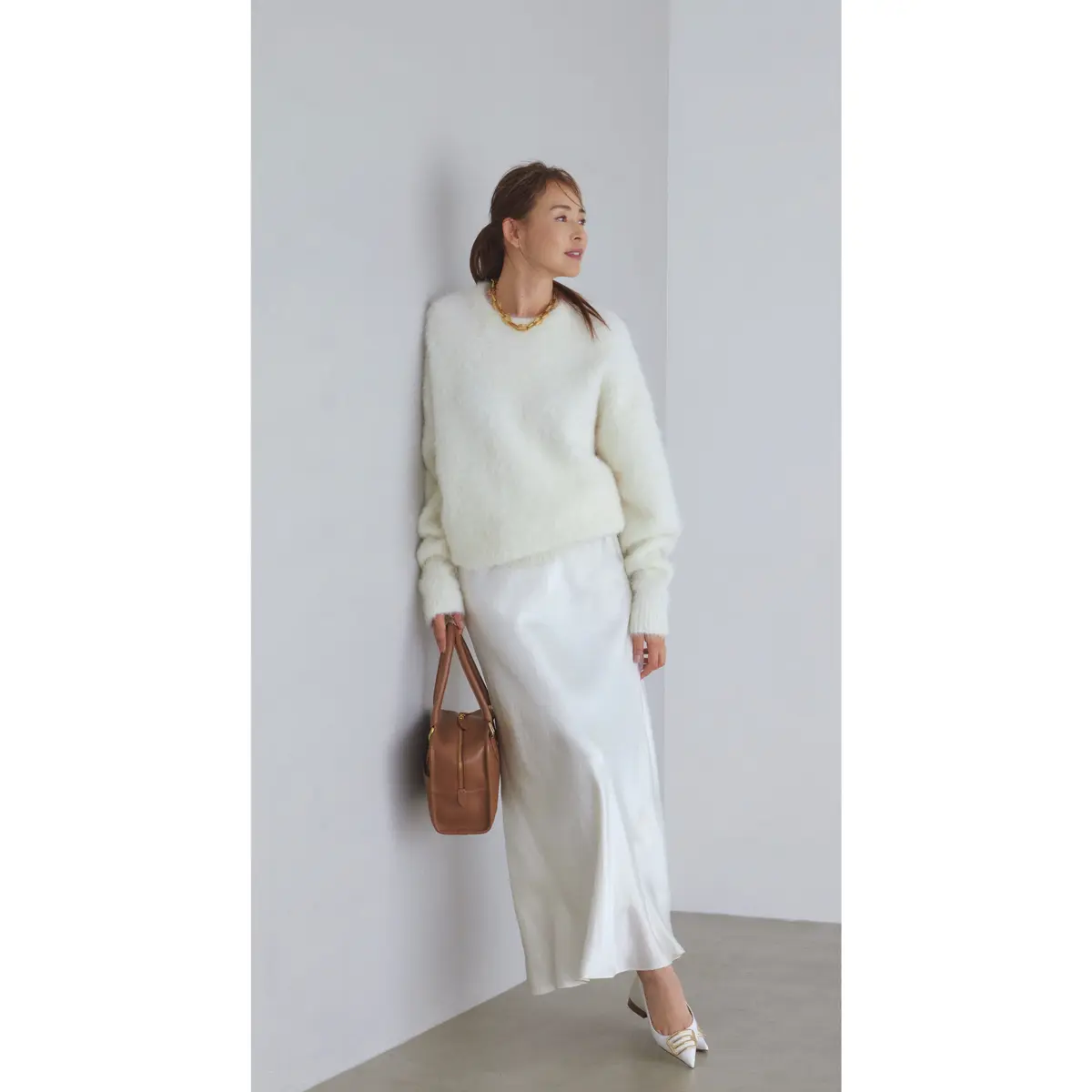 ニット×サテンスカートのオールホワイトコーデ　モデル・SHIHO