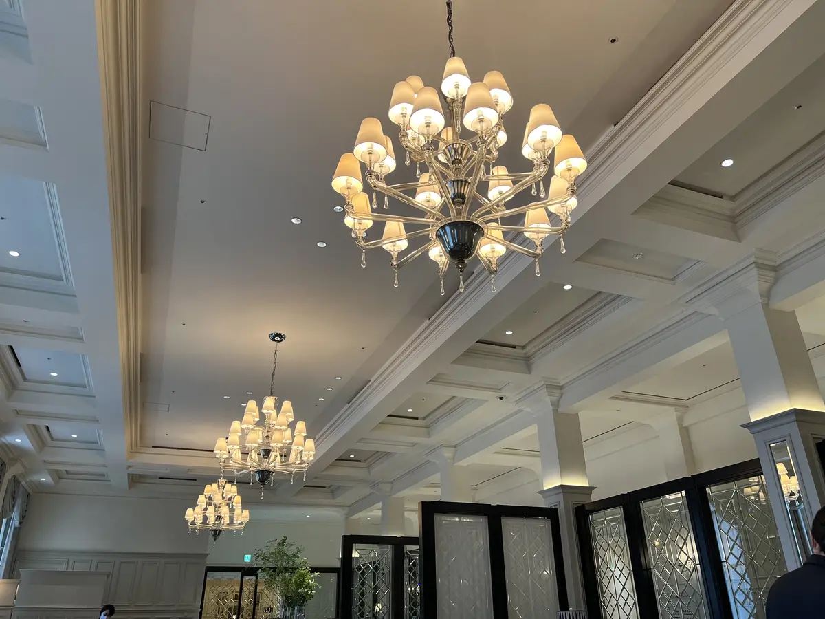 心踊る華やかなワンピースで東京ステーショの画像_3