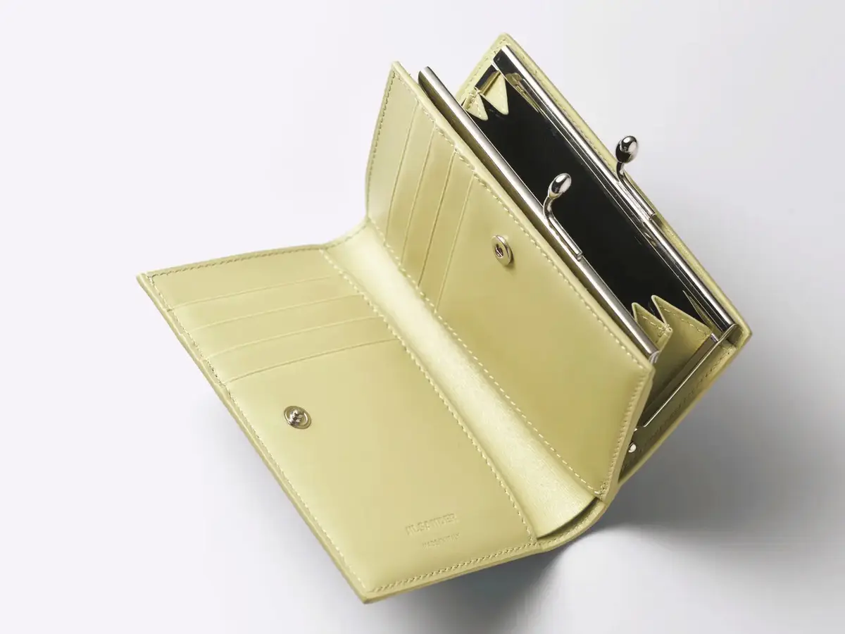 ワンタッチで開くがま口に一目瞭然のカードホルダーが魅力