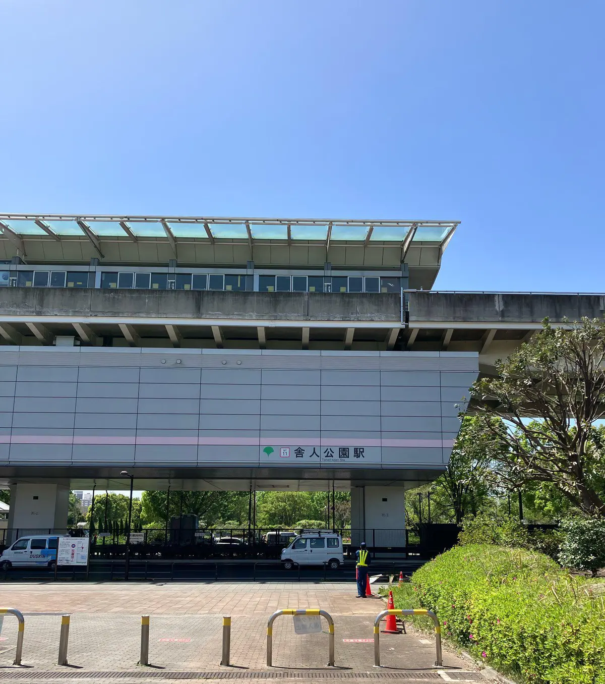 お花見　ネモフィラ　舎人公園　ネモフィラブルー　ネモフィラソフト　お散歩　白スニーカー　GU  ワンピース　都内お散歩　都内のネモフィラ　23区最大のネモフィラ　ブラックワンピース　五分袖ワンピース