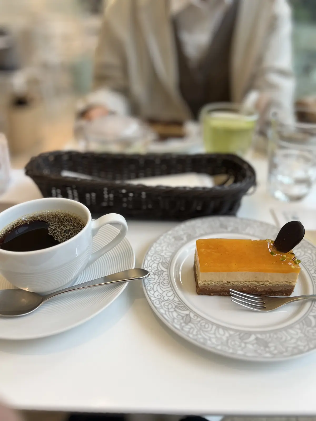 私はアプリコットタルトとコーヒー