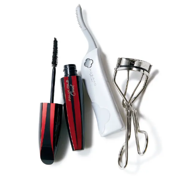 右からシュウ ウエムラのアイラッシュカーラー、貝印のKOBAKO ホットアイラッシュカーラー、ロレアル パリのフォクシール コルセット 01 