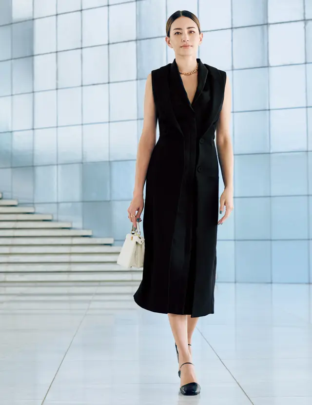 フェンディのワンピースを着こなすRINA