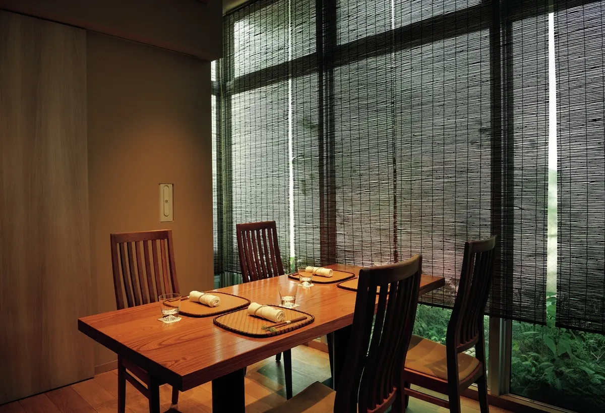 個室は改装後、カウンターを備える