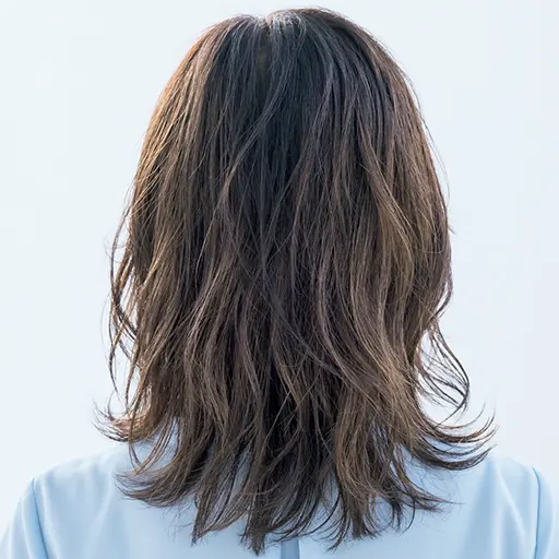 レイヤー×パーマが印象的なミディアムヘアのバック