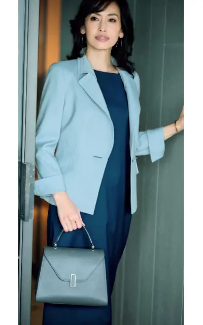 会食シーンにも映えるスタックのテーラードジャケット