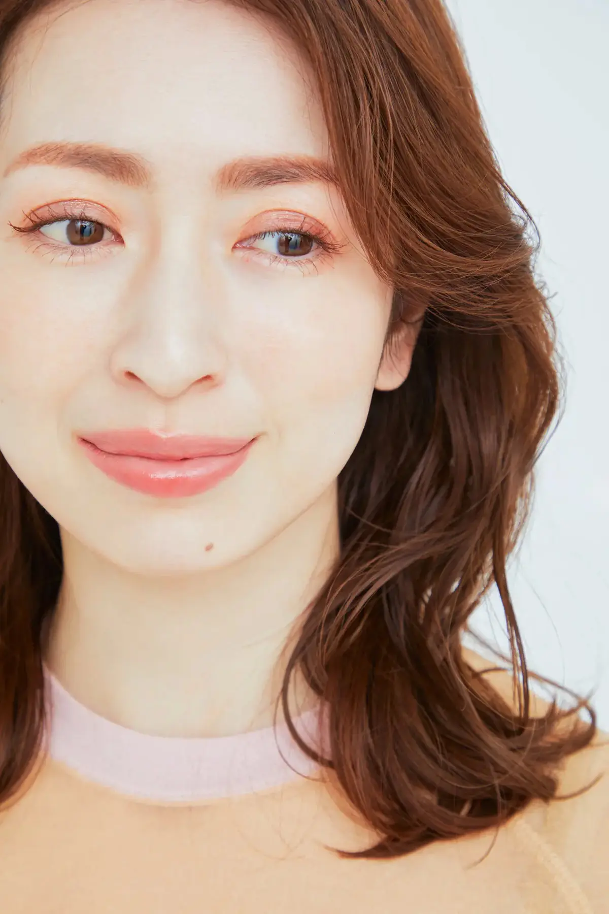 ミディアムヘアならではの華やかさを演出する、耳まわりの抜け感フォルム