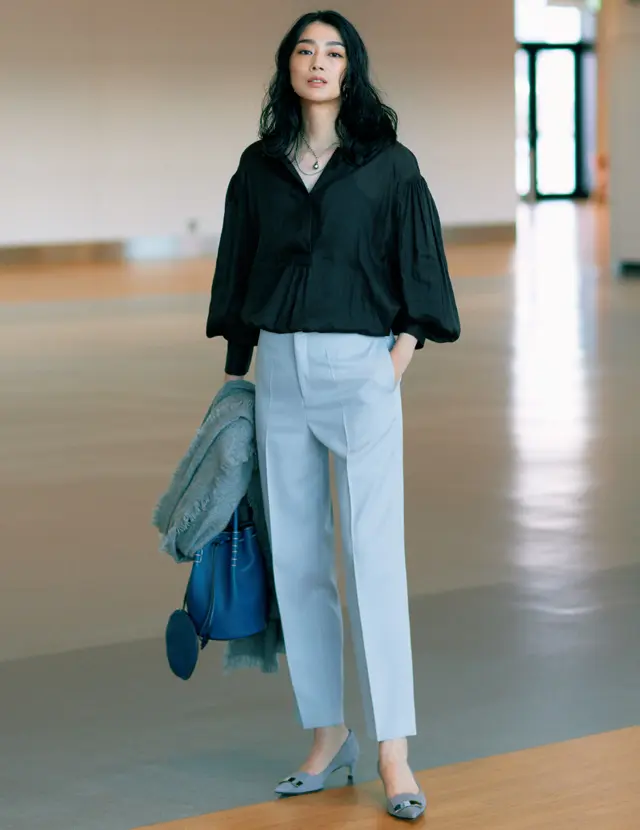 ふんわりとした袖が特徴的なフェミニンブラウスとテーパードパンツコーデのゆうき