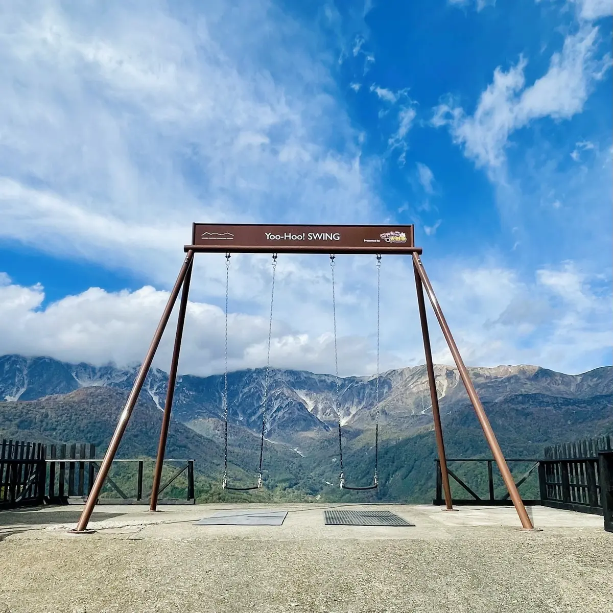 岩岳マウンテンリゾート内の大型ブランコ「ヤッホースウィング」