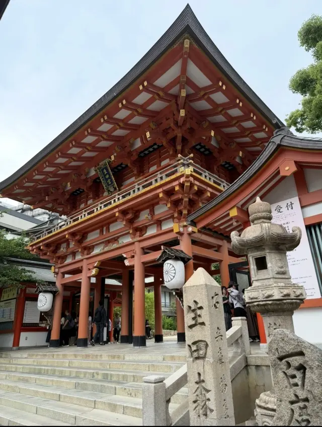 緑に染まる生田の森と赤に染まる生田神社。の画像_5