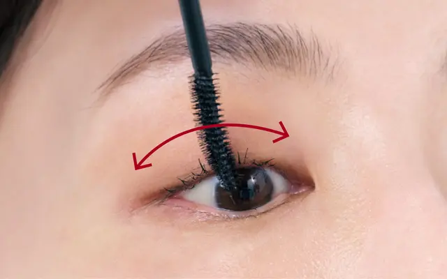 マスカラを逆さから当てて、 ワイパー塗りをする