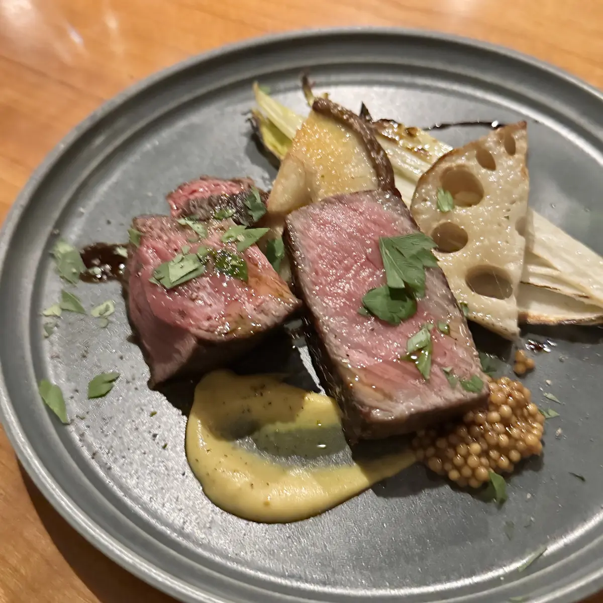 ざっくりリネンニット×ツヤ感カーゴパンツの画像_1