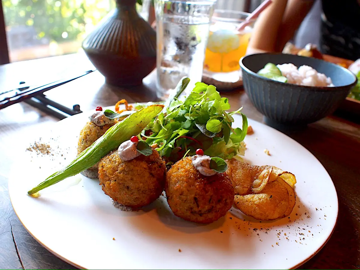 じゃがいもとひじきのコロッケ　ひじきと白胡麻と 玉葱麹ソース