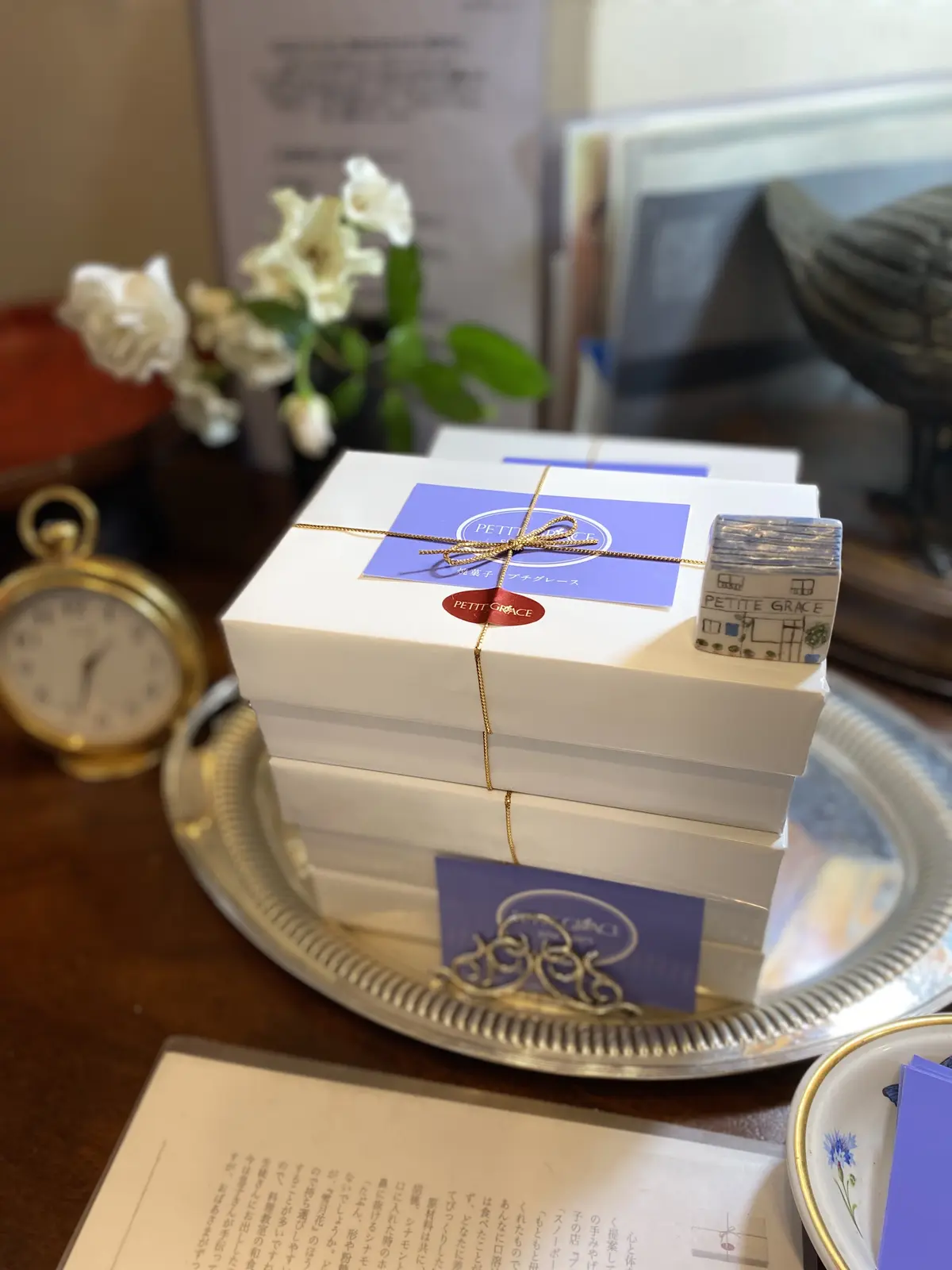 プチグレース店内に並ぶスノーボールのパッケージ。温かな光に包まれて