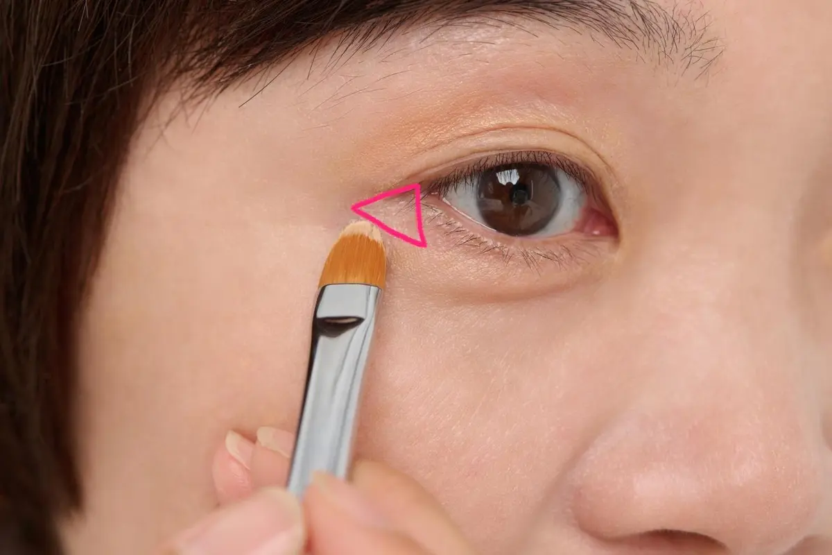 OurAge×Webエクラ コンシーラーで 目尻の三角ゾーンの赤みを消す