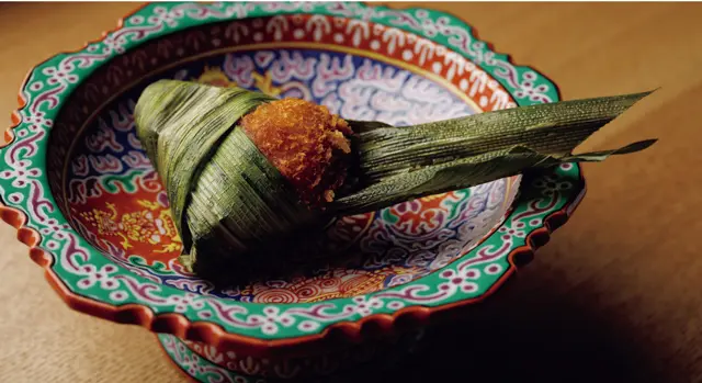 「クンホーバイトゥーイ」ココナッツ、りんごとエビのすり身をパンダンリーフに巻いて揚げたひと品