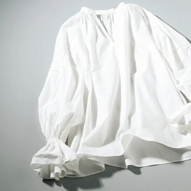 フロントコンシャスな「白ブラウス」