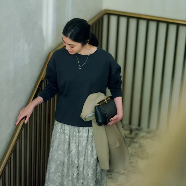 リュクスなレースの力を借りて装いをカジュアルアップ