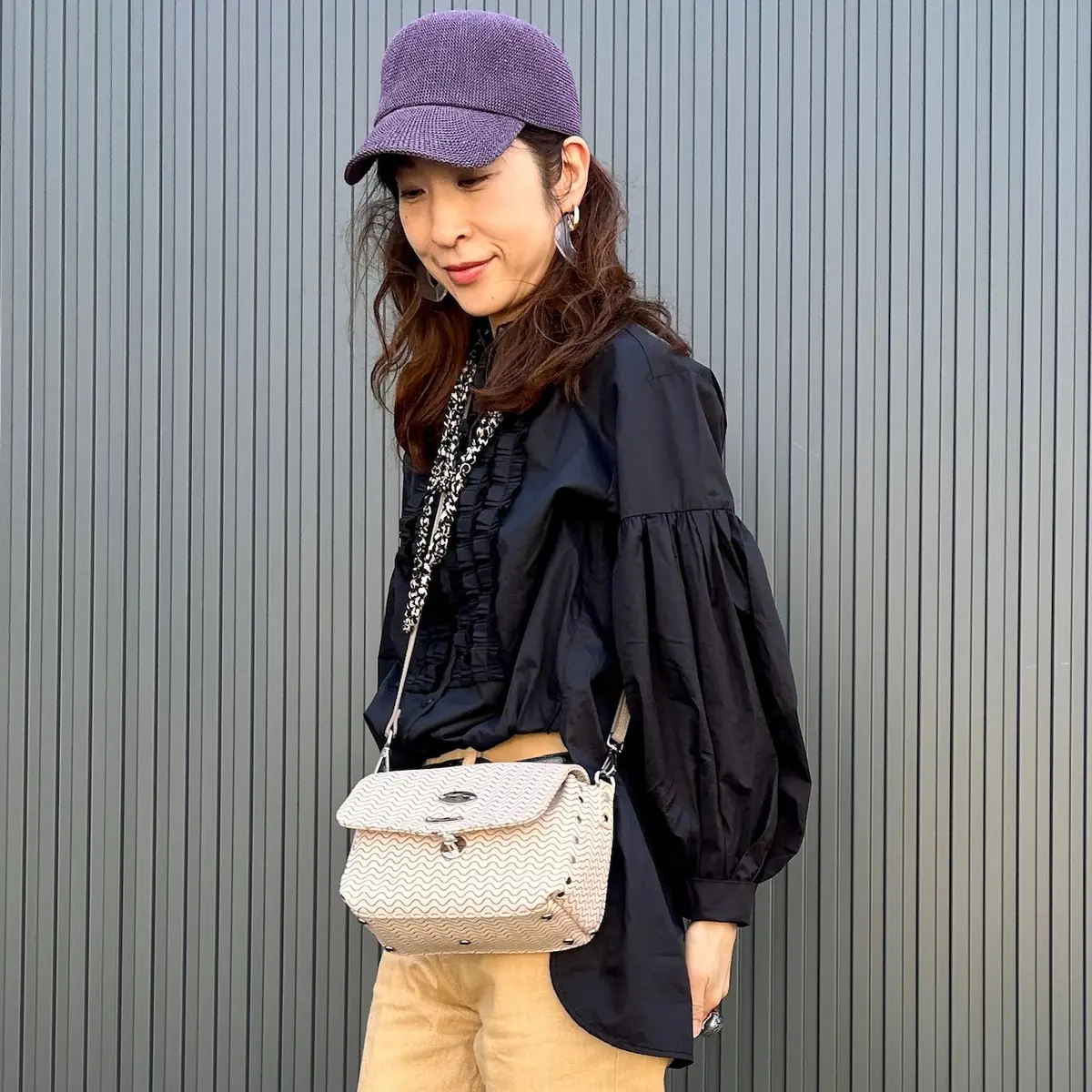 フリルが目を惹くボザムシャツをカジュアルの画像_2