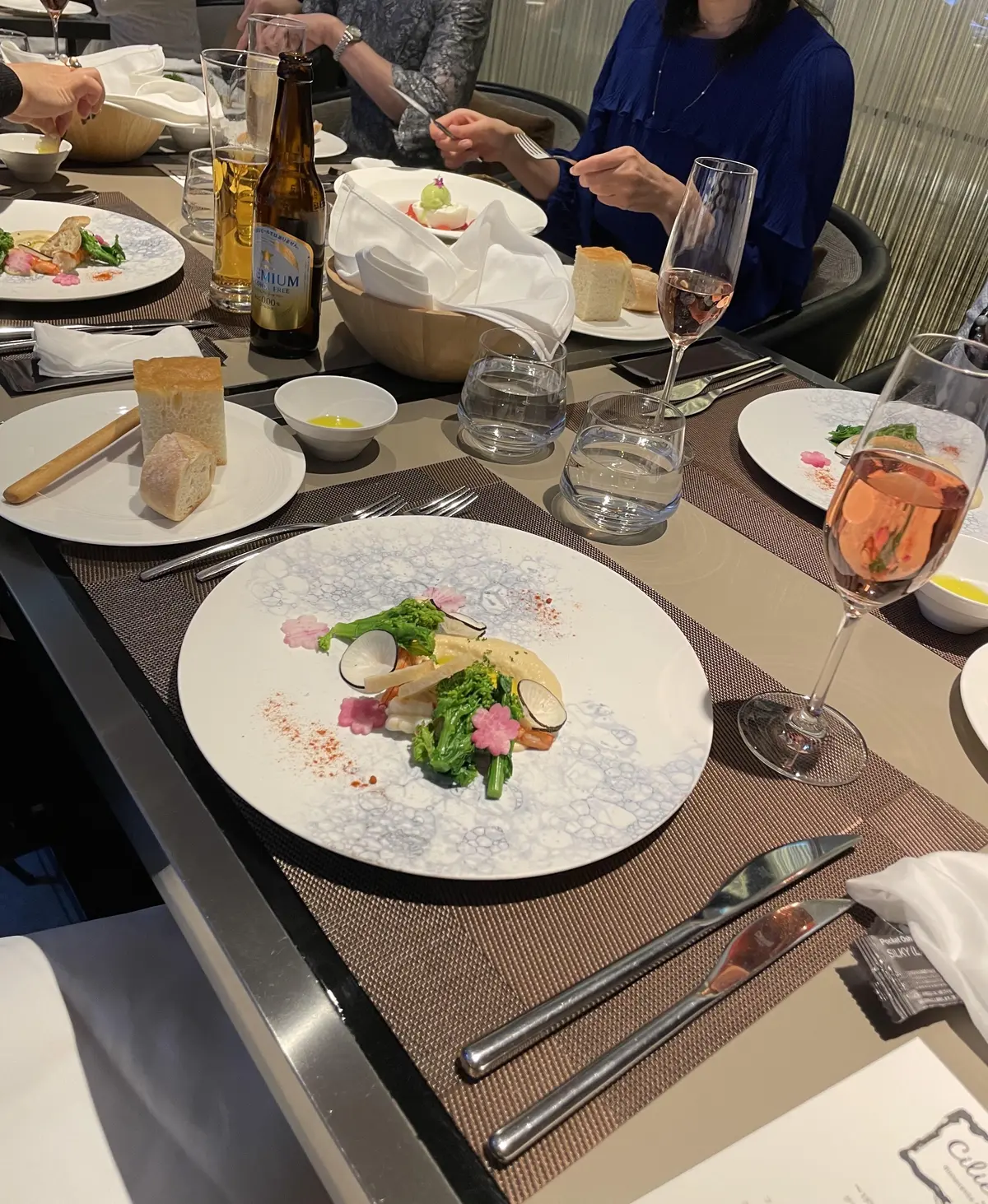The Prince Sakura Tower Tokyo、ザ・プリンス さくらタワー東京、リストランテカフェ チリエージョ、ワイン、ビール、スパークリング、スパークリングワイン、シャンパン、ロゼ、クランベリージュース、乾杯、パーティー、前菜、菜の花、海老、大根、桜型、花形、マリネ、フムス