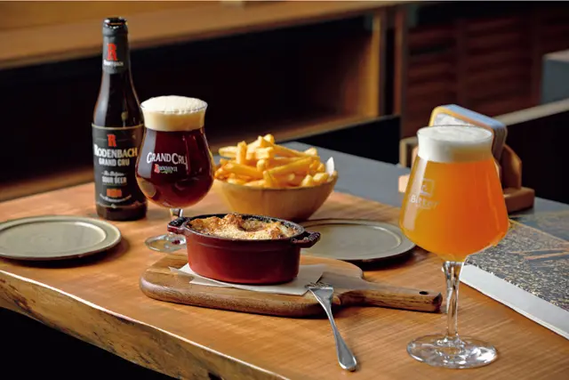 おすすめのビールと料理。「コテージ・パイ」¥800、「フリッツ　マヨネーズ＆マスタード」¥650