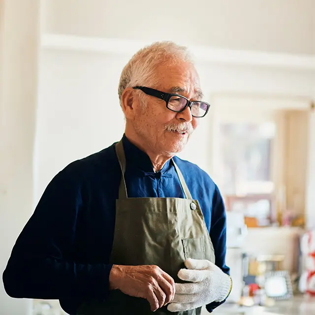 誕生日に板谷さんからもらったエプロンをつけたダンディな徹さん