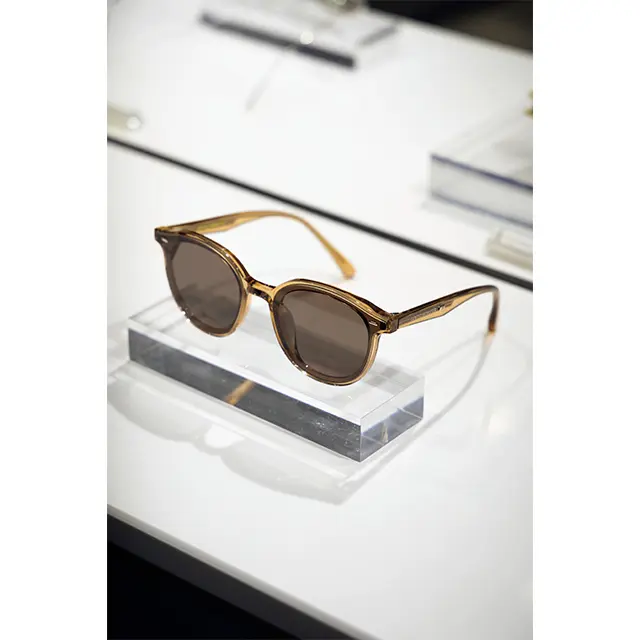 洗練された印象のOBON BRC1 W269,000。UVカット率99.9％と機能面も優秀