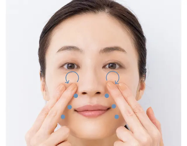 小鼻の横、シワのつけ根に人さし指と中指を当て、ゆっくりほぐす。グルグルと5回転し、最後に上に持ち上げる。シワに沿って指を徐々に下ろしながらほぐす（3カ所）。